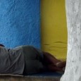 Peixe Podre A faca rasgava a barriga do peixe como se abrisse nuvens, de onde escorreria uma chuva vermelha e viscosa. A arte das facas, a sorte lida nas vísceras, infortúnios em lugar de fortuna. As mãos tingidas do vermelho sangue-chuva-viscosa das entranhas dos peixes. O cheiro impregnado no corpo, no couro (...)