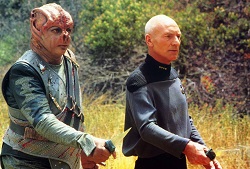 O capitão tamariano Dathon e o Capitão Picard tentando encontrar uma forma de traduzir o idioma um do outro