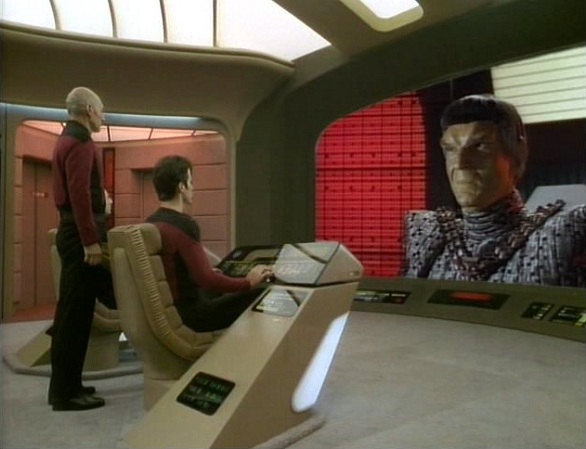 Capitão Picard e um representante do Império Romulano