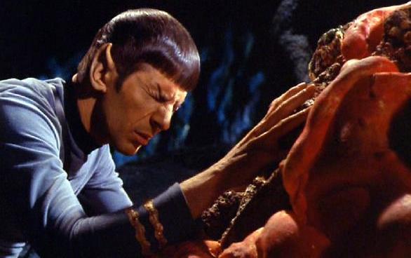 Sr. Spock fazendo uma conexão mental com a criatura de silício de Janus VI