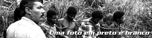 Uma foto em preto e branco