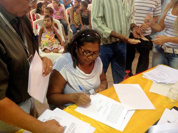 Dona Nazaré assina o mandado judicial de imissão de posse do INCRA no ´Território Quilombola, primeiro passo antes da titulação definitiva