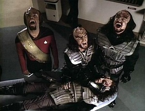Os klingons gritam quando um dos seus morre, para avisar aos espíritos que um guerreiro terrível agora ronda entre eles